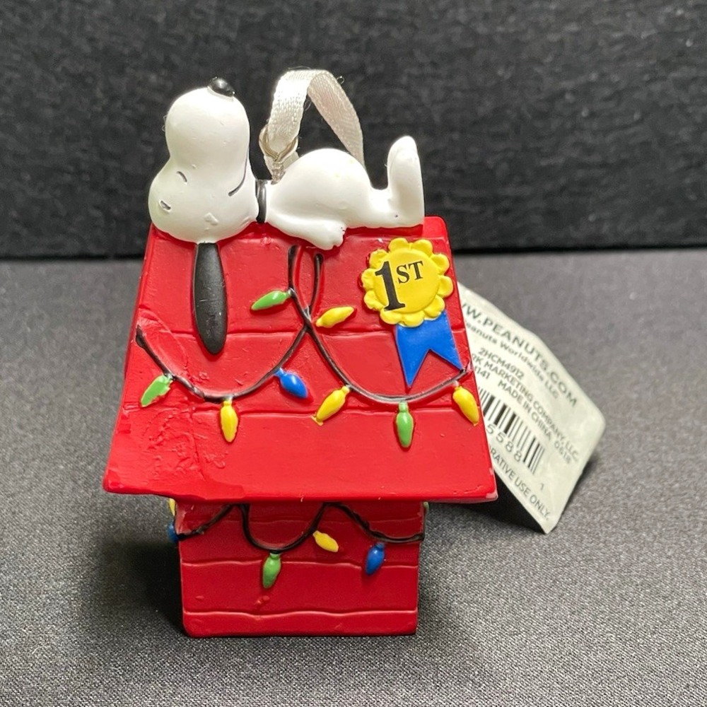 2016 Peanuts Snoopy on Dog House Ornament Christmas Lights 1st Place Ribbon New!